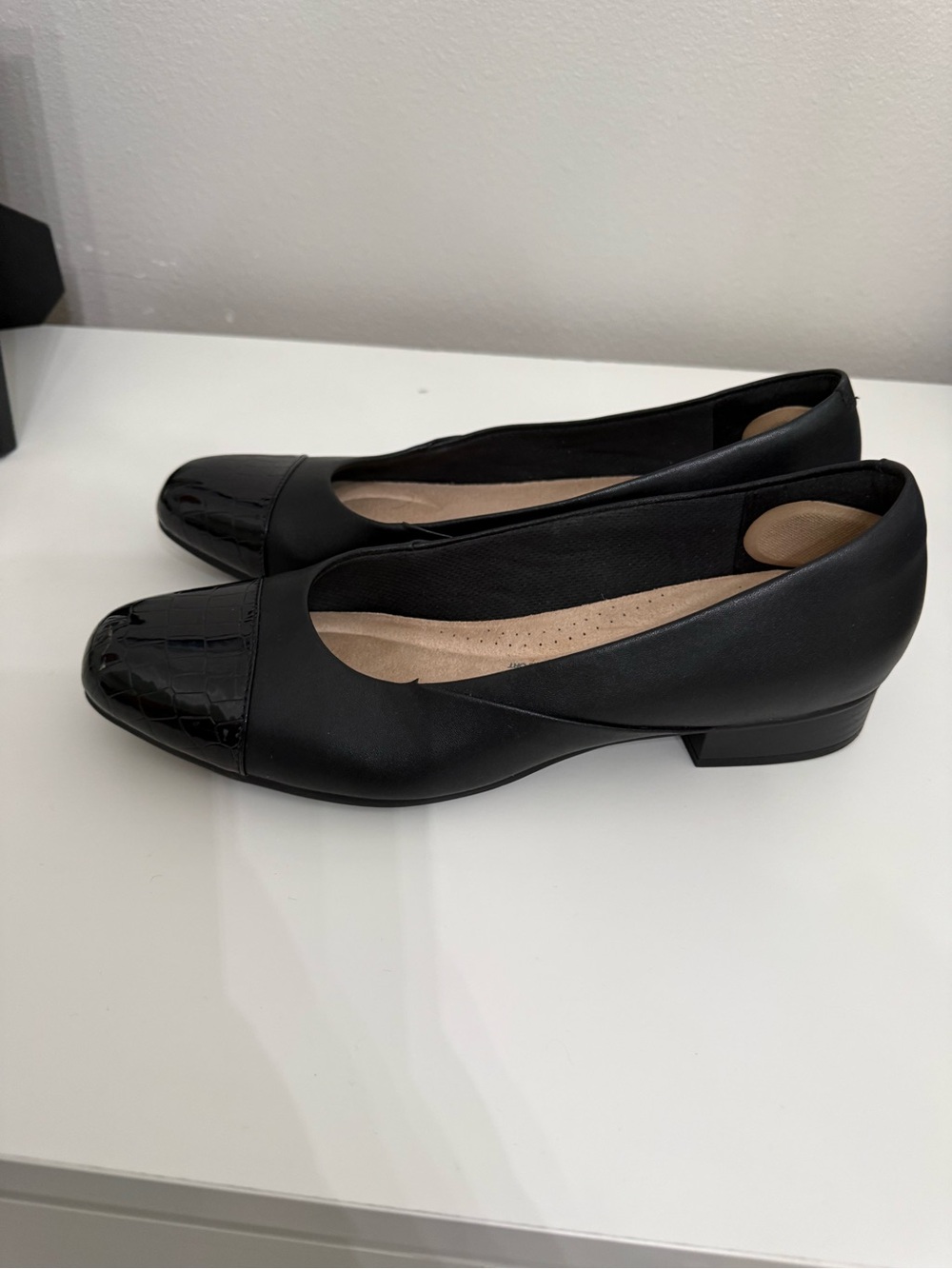 Clarks Collection Women’s Black Croc Cap Toe Comfort Flats Low Heel Size 10